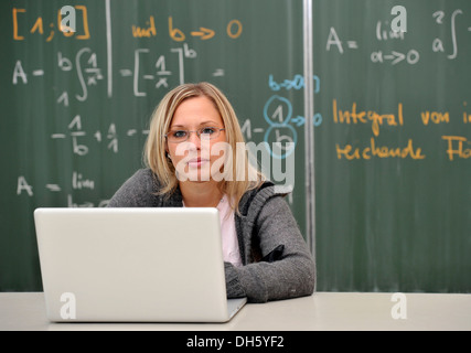 Laptop, Referendar, Studentin, angehende Lehrer, junge Lehrer, Mathematik, Tafel, Klassenzimmer, Baden-Württemberg Stockfoto