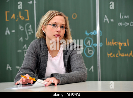 Test, Referendar, Studentin, angehende Lehrer, junge Lehrer, Mathematik, Tafel, Klassenzimmer, Baden-Württemberg Stockfoto