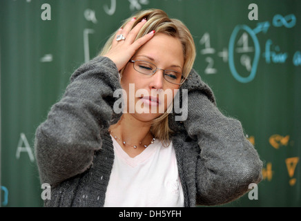 Burnout, Referendar, angehende Lehrer, junge Lehrerin, erschöpft, verzweifelt, Mathematik, Tafel, Klassenzimmer Stockfoto