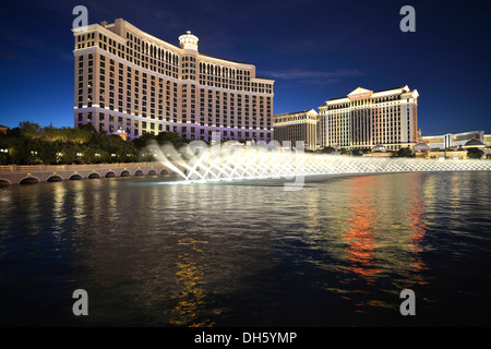 Nachtaufnahme, Wasserspiele, Bellagio, Caesars Palace, The Mirage, Luxus-Hotels und Kasinos, Las Vegas, Nevada, USA Stockfoto