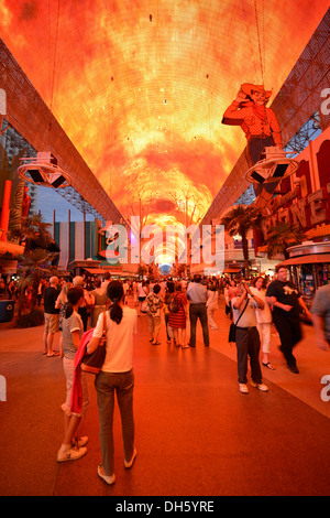 Touristen staunen über eine Laser-Show in der Neon-Kuppel der Fremont Street Experience in alten Las Vegas Downtown Las Vegas, Nevada Stockfoto