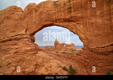 Turret Arch wie gesehen durch Nord-Fenster, Fenster Abschnitt, Arches National Park, Moab, Utah, Vereinigte Staaten von Amerika, USA Stockfoto