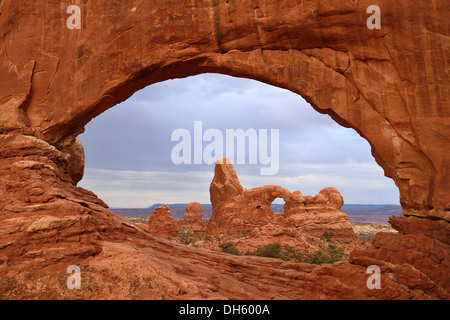 Turret Arch wie gesehen durch Nord-Fenster, Fenster Abschnitt, Arches National Park, Moab, Utah, Vereinigte Staaten von Amerika, USA Stockfoto