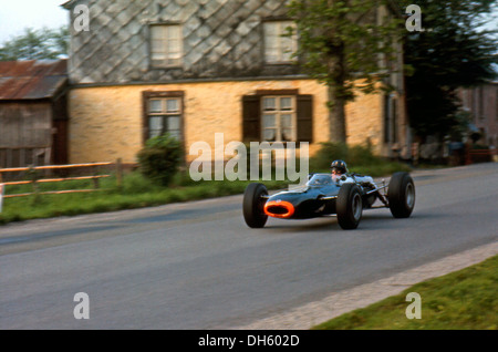 Graham Hill in einem BRM P261 racing in der Grand Prix von Belgien, Spa Francorchamps, Belgien 1965. Stockfoto