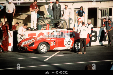 Peter Sutcliffe-Peter Harper Shelby Cobra Daytona Coupe an Le Mans, Frankreich 20. Juni 1965. Stockfoto