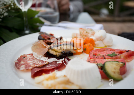 Wurst, Fleisch und Käse aus Italien in einem typischen Vorspeise Teller Stockfoto