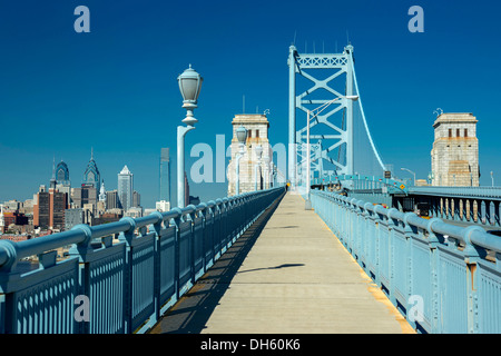 FUßGÄNGER GEHWEG BENJAMIN FRANKLIN BRIDGE SKYLINE VON DOWNTOWN PHILADELPHIA PENNSYLVANIA USA Stockfoto