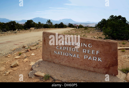 Burr Trail Road, Zeichen vor dem Eingang des Capitol Reef National Park, Utah, USA Stockfoto