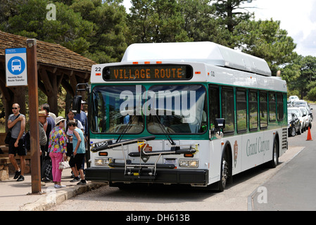 Shuttle-Bus für Touristen, Bushaltestelle auf Einsiedler Straße, Grand Canyon Village, Grand Canyon National Park, South Rim, Arizona, USA Stockfoto