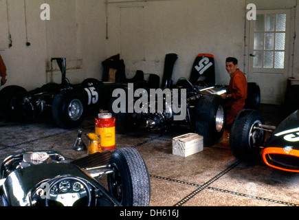 GP von Belgien in Spa-Francorchamps. BRM in angemieteten Garagenplatz, Mechaniker P83 H16 Autos vorbereiten. Belgien 1966. Stockfoto