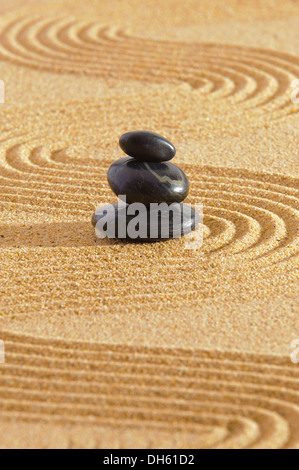 Japanischer Zen-Garten mit gestapelten Steinen im sand Stockfoto