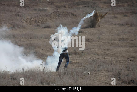Gaza, Palästinensische Gebiete. 1. November 2013. Ein palästinensischer Demonstrant wirft zurück Kanister Tränengas abgefeuert durch die israelischen Streitkräfte während der Auseinandersetzungen nach einem Protest an der Kreuzung von Nahal Oz mit Israel, östlich von Gaza-Stadt, am 1. November 2013. Israelische Truppen am Freitag stießen Palästinenser während der Demonstrationen im Osten, Jerusalem, das Westjordanland und Gaza-Streifen Jahrestag der Balfour-Deklaration, die den jüdischen Staat in Palästina gewährt. Bildnachweis: Moemen Faiz/NurPhoto/ZUMAPRESS.com/Alamy Live-Nachrichten Stockfoto