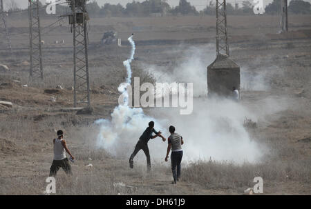 Gaza, Palästinensische Gebiete. 1. November 2013. Ein palästinensischer Demonstrant wirft zurück Kanister Tränengas abgefeuert durch die israelischen Streitkräfte während der Auseinandersetzungen nach einem Protest an der Kreuzung von Nahal Oz mit Israel, östlich von Gaza-Stadt, am 1. November 2013. Israelische Truppen am Freitag stießen Palästinenser während der Demonstrationen im Osten, Jerusalem, das Westjordanland und Gaza-Streifen Jahrestag der Balfour-Deklaration, die den jüdischen Staat in Palästina gewährt. Bildnachweis: Moemen Faiz/NurPhoto/ZUMAPRESS.com/Alamy Live-Nachrichten Stockfoto