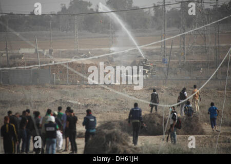 Gaza, Palästinensische Gebiete. 1. November 2013. Palästinensische Demonstranten nehmen Teil an einer Protestkundgebung am Grenzübergang Nahal Oz mit Israel, östlich von Gaza-Stadt, am 1. November 2013. Israelische Truppen am Freitag stießen Palästinenser während der Demonstrationen im Osten, Jerusalem, das Westjordanland und Gaza-Streifen Jahrestag der Balfour-Deklaration, die den jüdischen Staat in Palästina gewährt. Bildnachweis: Moemen Faiz/NurPhoto/ZUMAPRESS.com/Alamy Live-Nachrichten Stockfoto