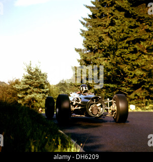 Graham Hill in einem BRM P261 auf dem Nürburgring, Deutschland 1966. Stockfoto