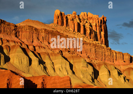 Letzte Tageslicht auf dem Castle Rock, Sonnenuntergang nach einem Gewitter, Capitol Reef National Park, Utah, Südwesten der USA, USA Stockfoto