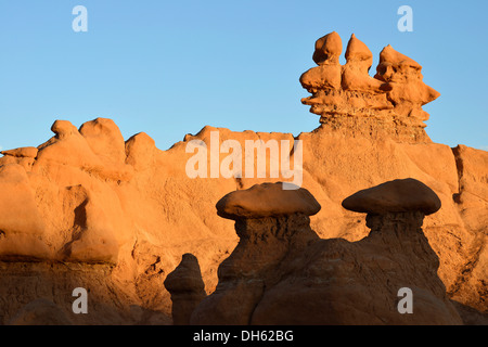 Erodiert Hoodoos und Entrada Sandstein Felsformationen, Licht und Schatten, Goblins, Goblin Valley State Park, San Rafael Reef Wüste Stockfoto