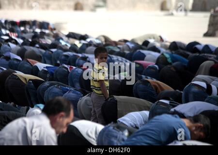 Jerusalem, Israel. 1. November 2013. Freitagsgebet in der Al-Aqsa Moschee in Jerusalem, am 1. November, 2013.Photo: Saeed Qaq/NurPhoto © Saeed Qaq/NurPhoto/ZUMAPRESS.com/Alamy Live News Stockfoto