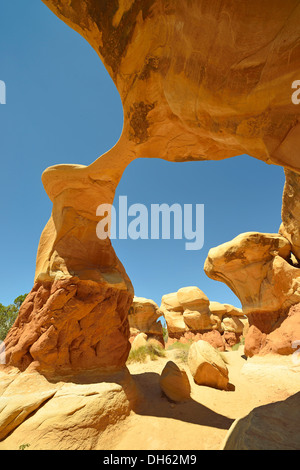 "Metate Bogen", Naturale, Teufels Garten, erodierten Hoodoos und Entrada Sandstein Felsformationen, Goblins, Stockfoto