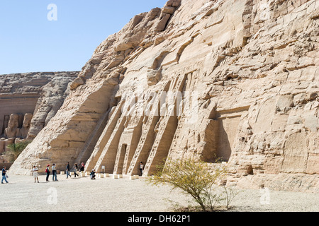 Kleiner Tempel in Abu Simbel, Nefertari und Hathor Ibshek mit Statuen von Pharao Ramses II. und Königin Nefertari gewidmet Stockfoto