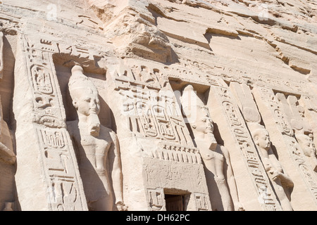 Kleiner Tempel in Abu Simbel, Nefertari und Hathor Ibshek mit Statuen von Pharao Ramses II. und Königin Nefertari gewidmet Stockfoto