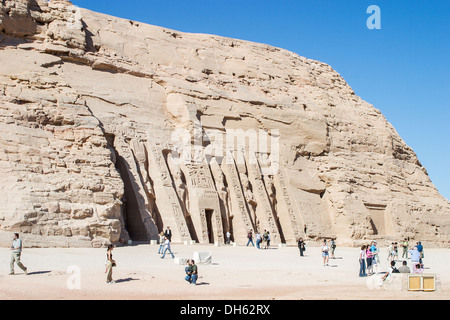 Kleiner Tempel in Abu Simbel, Nefertari und Hathor Ibshek mit Statuen von Pharao Ramses II. und Königin Nefertari gewidmet Stockfoto