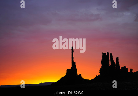 Totempfahl und Yei Bi Chei Felsformationen nach Sonnenaufgang, komponieren, Monument Valley Navajo Tribal Park Stockfoto