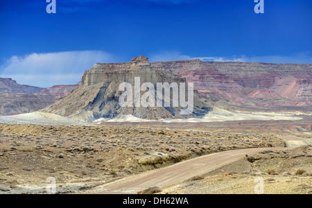 Crocton Straße vor der Kreuzung mit Smoky Mountain Road bei Nipple Bench Badlands, erodiert, farbigen Felsen auf dem die Smoky Stockfoto