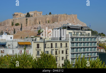 Der Parthenon, Akropolis, Athen, Griechenland, The Athens Hotel genießt eine schöne Aussicht, als sei es in seinen Garten. Stockfoto