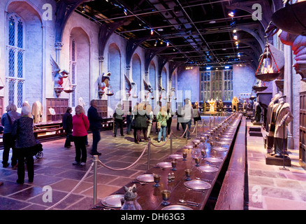 Besucher in der großen Halle in der Harry Potter Welt Warner Bros Studio Tour Leavesden Watford London UK GB EU Europa Stockfoto