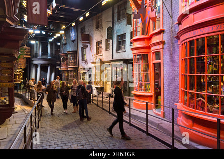 Innenaufnahmen bei Diagon Gasse in der Harry Potter Welt Warner Bros Studio Tour Leavesden Watford London UK GB EU Europa Stockfoto