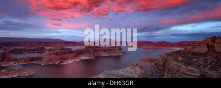 Panoramablick, Blick nach Sonnenuntergang von Alstom Punkt auf Lake Powell von Wolken, Padre Bay mit Gunsight Butte beleuchtet und Stockfoto