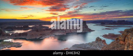 Panoramablick, Blick zum Sonnenaufgang vom Alstom Point, Lake Powell, Padre Bucht mit Gunsight Butte und Navajo Mountain, Bigwater, Stockfoto