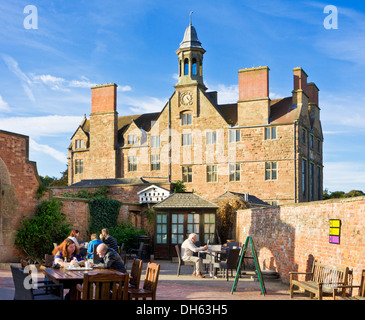 Menschen saßen im Cafe im Hof in Rufford Abtei Country Park und Craft Centre Nottinghamshire England UK GB EU Europe Stockfoto