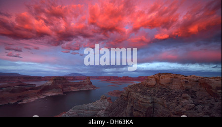 Abendrot, Ansicht von Alstom Punkt nach Sonnenuntergang zum Lake Powell von Wolken, Padre Bucht mit Gunsight Butte und Navajo beleuchtet Stockfoto