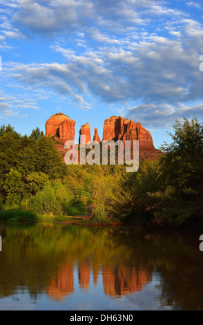 Reflexion von Cathedral Rock im Oak Creek River, am Abend Licht, Oak Creek Canyon, Sedona Arizona, südwestlich Stockfoto