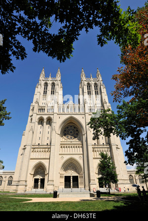 Westfassade, west Portal mit Ex Nihilo Relief, Washington National Cathedral oder Cathedral Church of Saint Peter und Paulus Stockfoto