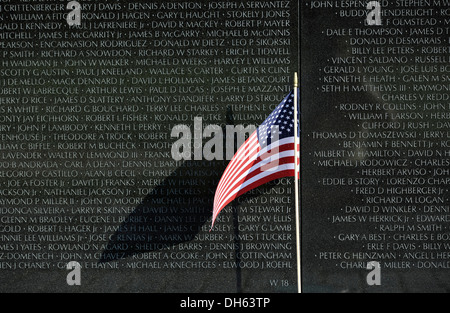 US-Flagge vor der Vietnam Veterans Memorial Wall, nationale Denkmal mit den Namen der gefallenen US-Soldaten in Stockfoto