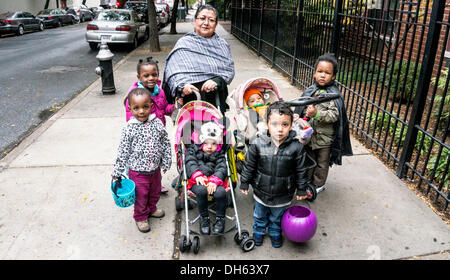 New York City, USA, Donnerstag, 31. Oktober 2013. Hispanische Großmutter mit vielfältigen Gruppe von Kleinkindern pausiert für Halloween-Porträt in Hells Kitchen Nachbarschaft Manhattan Credit: Dorothy Alexander/Alamy Live News Stockfoto