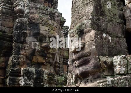 Siem Reap, Kambodscha. 13. Oktober 2013. Die Khmer-Tempel Bayon in der Nähe von Siem Reap, Kambodscha, 13. Oktober 2013. Der Bayon auffälligste Merkmal ist die Vielzahl von heiter und massiven steinernen Gesichter auf den vielen Türmen, die von der oberen Terrasse und Cluster um seine Zentralgipfel heraus ragen. Foto: Jens Kalaene/Dpa/Alamy Live News Stockfoto