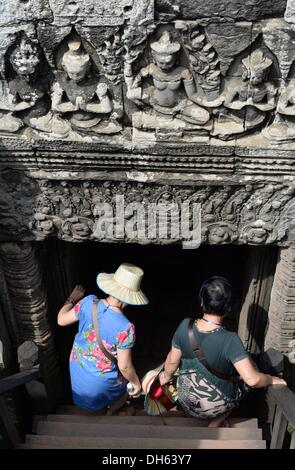 Siem Reap, Kambodscha. 13. Oktober 2013. Die Khmer-Tempel Bayon in der Nähe von Siem Reap, Kambodscha, 13. Oktober 2013. Der Bayon auffälligste Merkmal ist die Vielzahl von heiter und massiven steinernen Gesichter auf den vielen Türmen, die von der oberen Terrasse und Cluster um seine Zentralgipfel heraus ragen. Foto: Jens Kalaene/Dpa/Alamy Live News Stockfoto