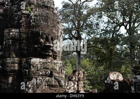 Siem Reap, Kambodscha. 13. Oktober 2013. Die Khmer-Tempel Bayon in der Nähe von Siem Reap, Kambodscha, 13. Oktober 2013. Der Bayon auffälligste Merkmal ist die Vielzahl von heiter und massiven steinernen Gesichter auf den vielen Türmen, die von der oberen Terrasse und Cluster um seine Zentralgipfel heraus ragen. Foto: Jens Kalaene/Dpa/Alamy Live News Stockfoto