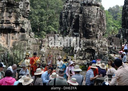 Siem Reap, Kambodscha. 13. Oktober 2013. Die Khmer-Tempel Bayon in der Nähe von Siem Reap, Kambodscha, 13. Oktober 2013. Der Bayon auffälligste Merkmal ist die Vielzahl von heiter und massiven steinernen Gesichter auf den vielen Türmen, die von der oberen Terrasse und Cluster um seine Zentralgipfel heraus ragen. Foto: Jens Kalaene/Dpa/Alamy Live News Stockfoto