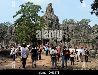 Siem Reap, Kambodscha. 13. Oktober 2013. Die Khmer-Tempel Bayon in der Nähe von Siem Reap, Kambodscha, 13. Oktober 2013. Der Bayon auffälligste Merkmal ist die Vielzahl von heiter und massiven steinernen Gesichter auf den vielen Türmen, die von der oberen Terrasse und Cluster um seine Zentralgipfel heraus ragen. Foto: Jens Kalaene/Dpa/Alamy Live News Stockfoto