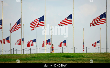 US-Flaggen auf Halbmast, Washington National Monument, Gedenkstätte, Obelisk, Washington D.C., District Of Columbia, USA Stockfoto