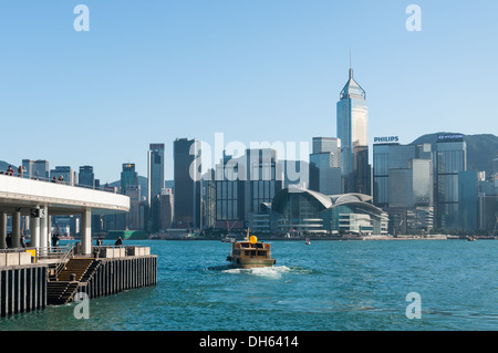 Ein Schiff segelt entlang Victoria Harbour in Hongkong. Stockfoto