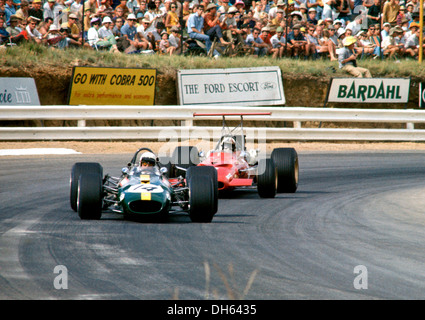 Brabham BT26A angetrieben von Jack Brabham führt Chris Amon im Ferrari 312 V12, Rennstrecke Kyalami, Südafrika 1. März 1969. Stockfoto