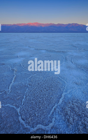 Salzpfanne, Salzkristalle, vor Sonnenaufgang in Panamint Range, Badwater Basin, Mojave-Wüste, Kalifornien, Death Valley Nationalpark Stockfoto