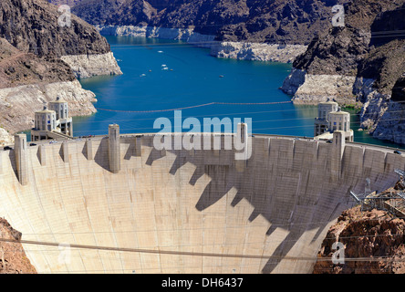 Blick vom Mike O' Callaghan-Pat Tillman Memorial Bridge bis zum Staudamm der Hoover-Talsperre, Stausee, Lake Mead Recreation Area Stockfoto