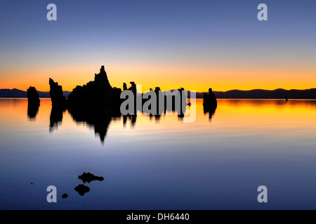 Mit dem Fallschirm Tuffstein, dawn, Tufa Felsen bei Sonnenaufgang, Calc-tuff rock-Formationen, South Tufa Area, Mono Lake, eine Kochsalzlösung Natron-See Stockfoto